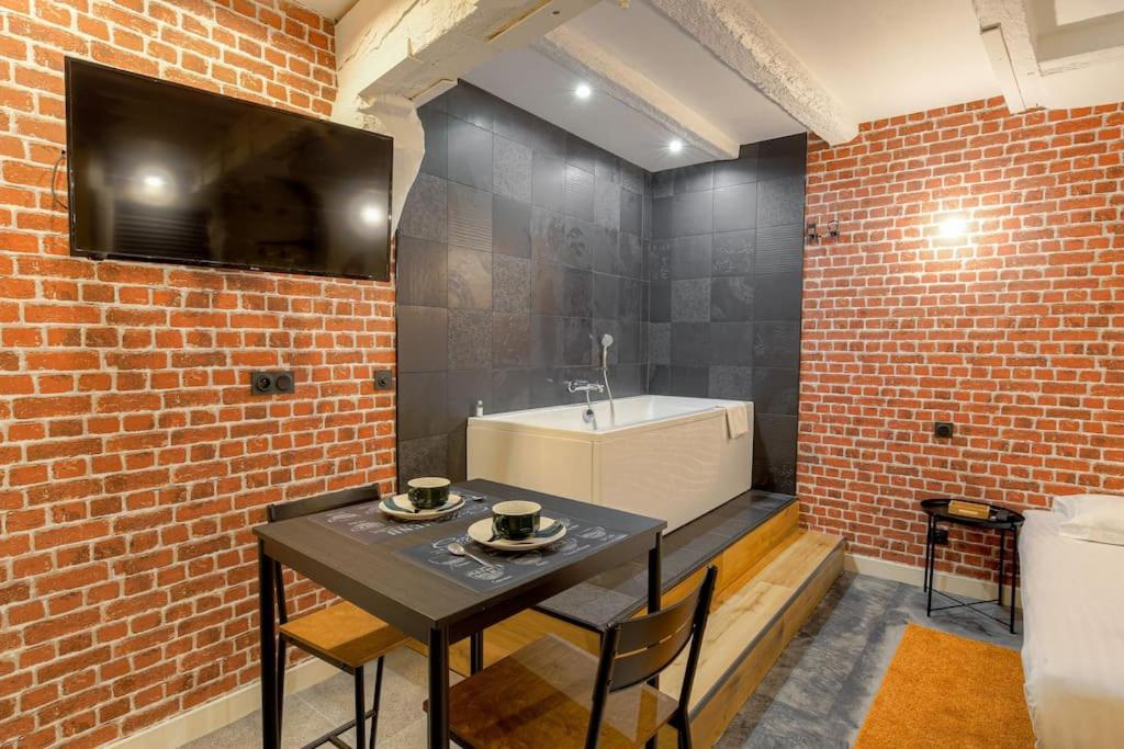Industrial-Style Studio With Bathtub, Vieux-Lyon Lião Exterior foto