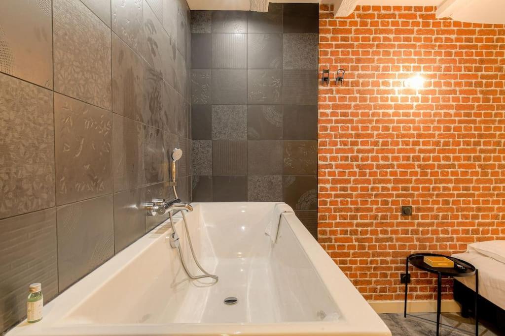 Industrial-Style Studio With Bathtub, Vieux-Lyon Lião Exterior foto