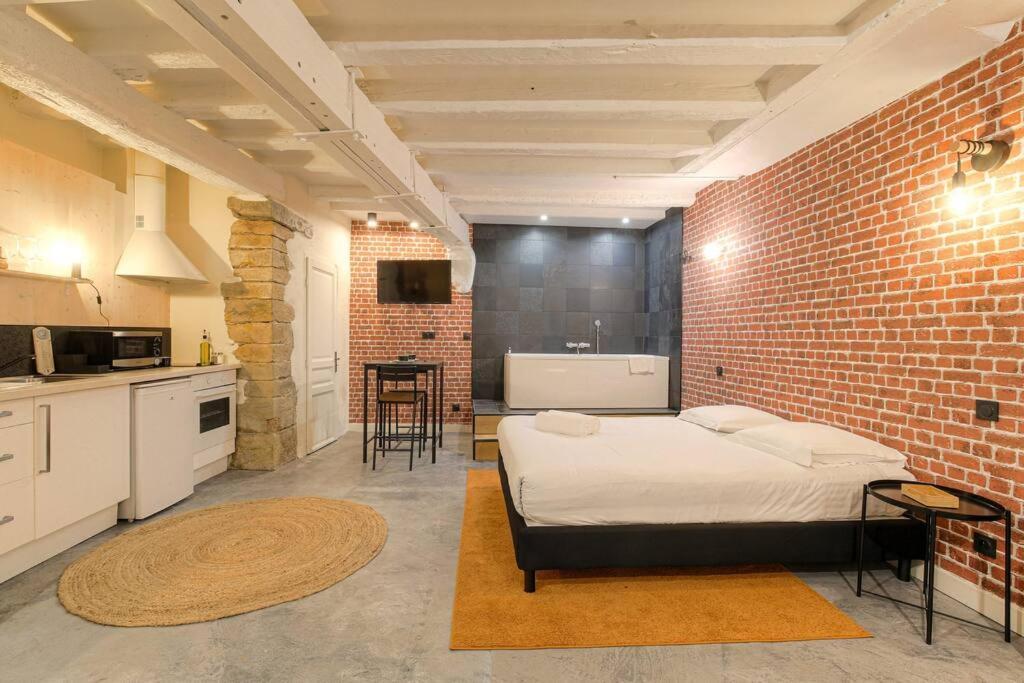 Industrial-Style Studio With Bathtub, Vieux-Lyon Lião Exterior foto
